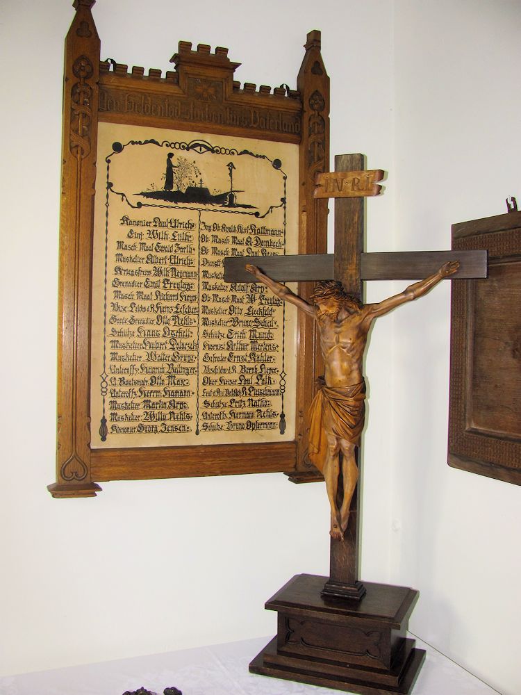 Altarkreuz und Gedenktafel